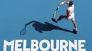 Petenis AS, Tennys Sandgren, mengembalikan bola saat melawan petenis Swiss, Roger Federer, pada perempat final Australia Open 2020 di Melbourne, Selasa (28/1). Federer menang 6-3, 2-6, 2-6, 7-6 (10-8), 6-3 atas Sandgren. (AFP/David Gray)