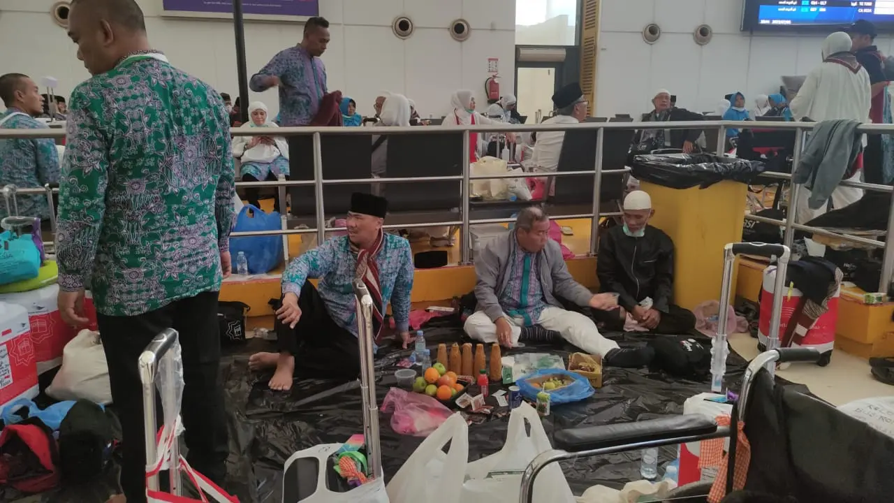 Jemaah haji Kloter JKG 06 menunggu jadwal penerbangan di Paviliun D2 Terminal Haji Bandara King Abdul Aziz, Jeddah. Pesawat yang akan mengangkutnya pulang ke Tanah Air mengalami delay. (FOTO: MCH PPIH ARAB SAUDI 2023)