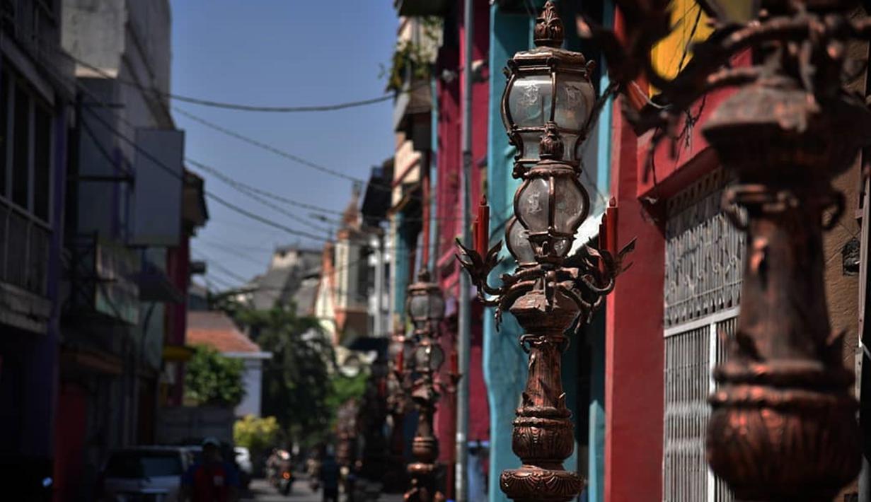 Jalan Panggung terletak di tengah-tengah Kawasan Ampel dan Kembang Jepun. Kawasan ini menyatukan berbagai komunitas penduduk, yaitu Arab, Cina, Jawa, dan Madura. Warga lokal maupun luar Surabaya kini dapat menikmati Jalan Panggung dengan suasana berbeda. (Liputan6.com/IG/@surabayasparkling)