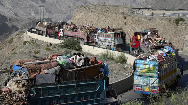 Truk Pengungsi Afghanistan saat Tinggalkan Pakistan
