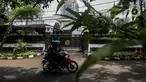 Pengendara motor melintas di depan rumah dinas Edhy Prabowo setelah tertangkap KPK, di Jalan Widya Chandra V, no 26, Jakarta, Kamis (26/11/2020).  KPK menetapkan Menteri Kelautan dan Perikanan Edhy Prabowo sebagai tersangka korupsi suap Izin Ekspor Benih Lobster di KKP. (Liputan6.com/Johan Tallo)