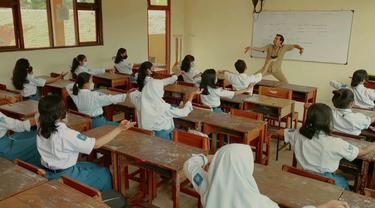 Sosok Guru SMK yang Ajak Para Murid Menari di Kelas hingga Diapresiasi Menteri Nadiem
