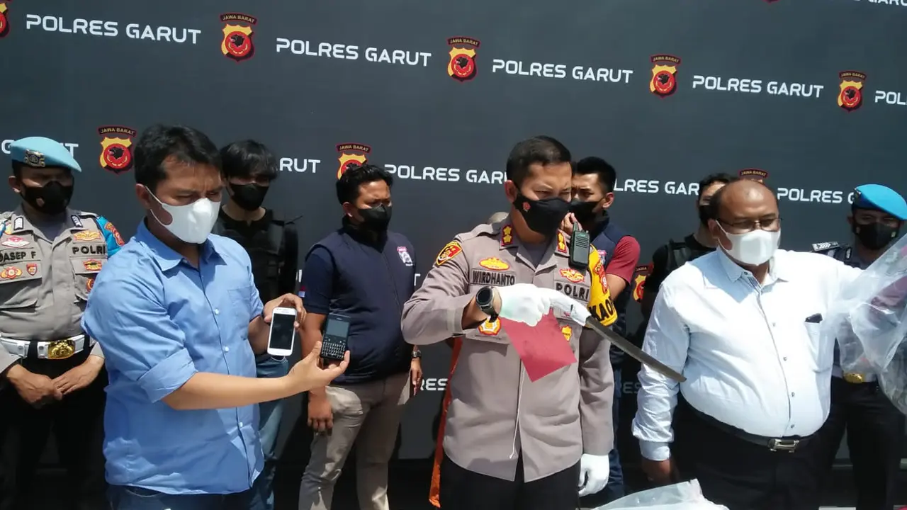 Kapolres Garut AKBP Wirdhanto Hadicaksono menunjukan senjata tajam jenis golok yang digunakan Hendi (38), pelaku pembunuhan berencana di Kecamatan Mekarmukti, Garut bagian selatan, kemarin.