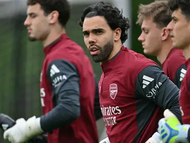 Kiper Arsenal asal Spanyol, David Raya (tengah) tiba untuk mengikuti sesi latihan tim di London Colney, utara London, pada Senin 4 Mei 2026. Arsenal dan Atletico Madrid akan menjalani laga hidup-mati pada leg kedua semifinal Liga Champions 2025/2026. (Glyn KIRK/AFP)