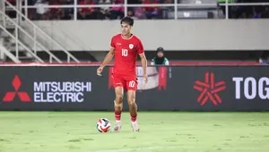 Pemain Timnas Indonesia,&nbsp;Rafael Struick menggiring bola&nbsp;saat&nbsp;laga Grup B Piala AFF 2024 melawan Filipina yang berlangsung di Stadion Manahan, Solo, Jawa Tengah, Sabtu (21/12/2024). (Bola.com/Abdul Aziz)