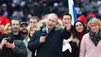 Kandidat presiden Rusia, Vladimir Putin memberikan pidato dalam sebuah kampanye pencalonannya di stadion Luzhniki di Moskow (3/3). Puluhan ribu pendukung Presiden Rusia Vladimir Putin berkumpul untuk mengikuti kampanye. (AFP/Kirill Kudryavtsev)