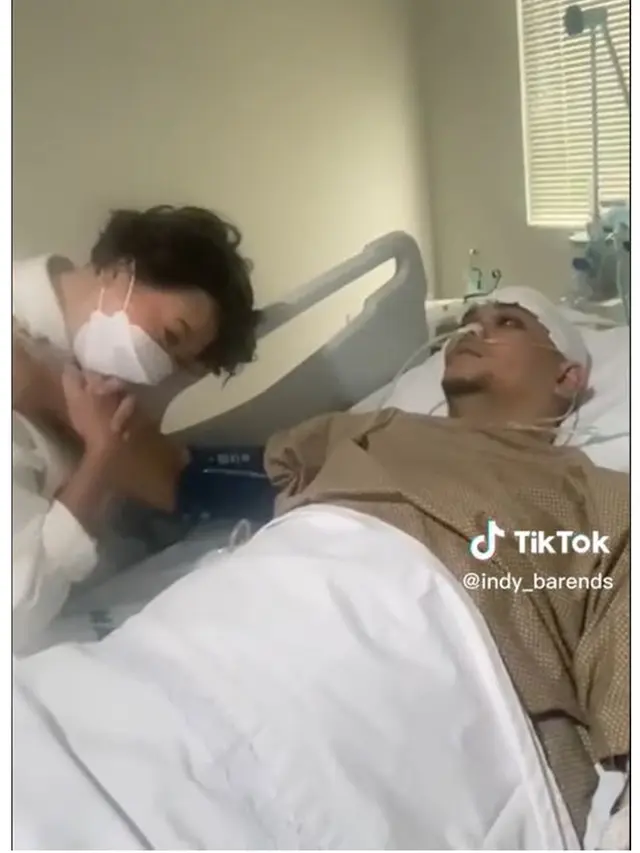 6 Potret Kondisi Terkini Indra Bekti, Sudah Siuman dan Beri Respons Gerakan Tangan