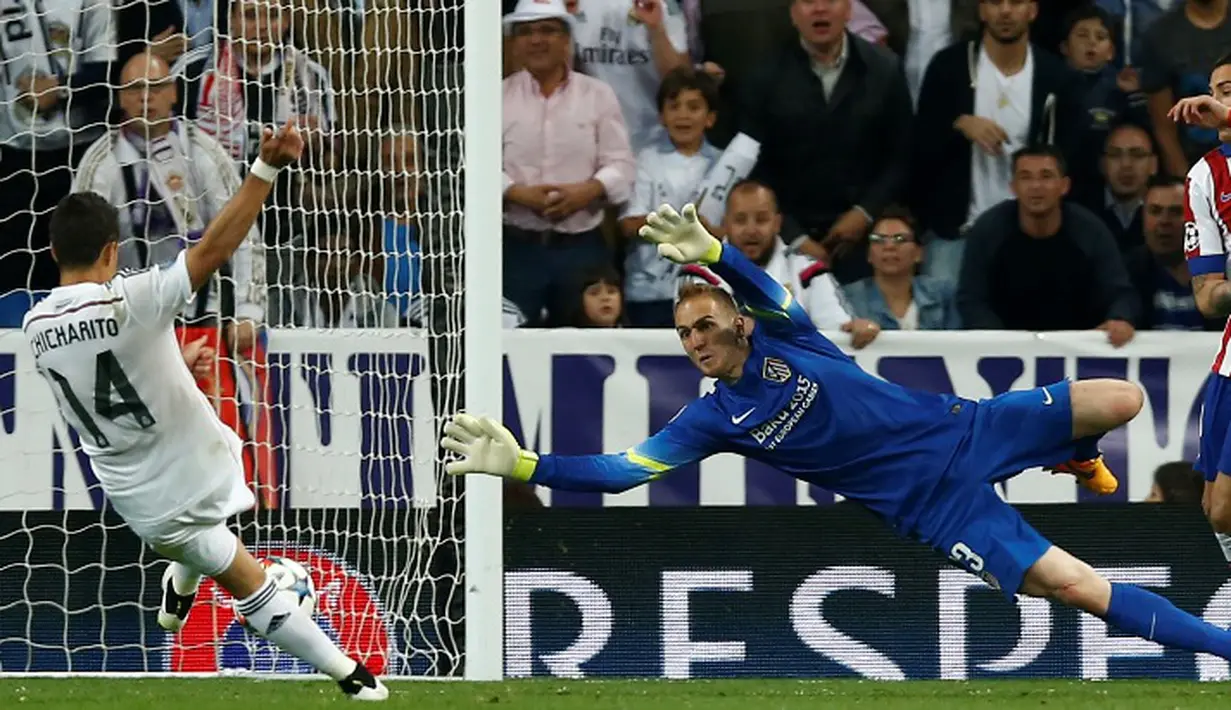 Gol yang dinanti-nanti akhirnya tercipta di menit ke-88. Sepakan kaki kanan Javier 'Chicharito' Hernandez usai meneruskan assist dari Cristiano Ronaldo melesat mulus masuk ke dalam gawang Atletico. (AP Photo/Andres Kudacki)