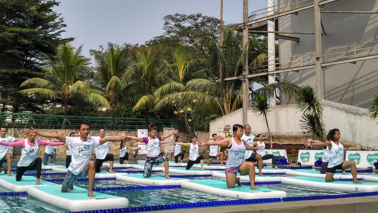 Komunitas yoga gembira melakukan yoga di atas air (Foto: Liputan6.com/Benedikta Desideria)