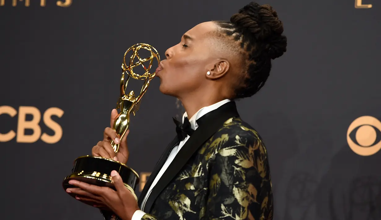 Lena Waithe berpose dengan trofi usai meraih penghargaan pada Emmy Awards 2017 di Los Angeles, Minggu (17/9). Lena Waithe menjadi perempuan kulit hitam pertama yang meraih Emmy Awards dari kategori Best Comedy Writing. (Jordan Strauss/Invision/AP)