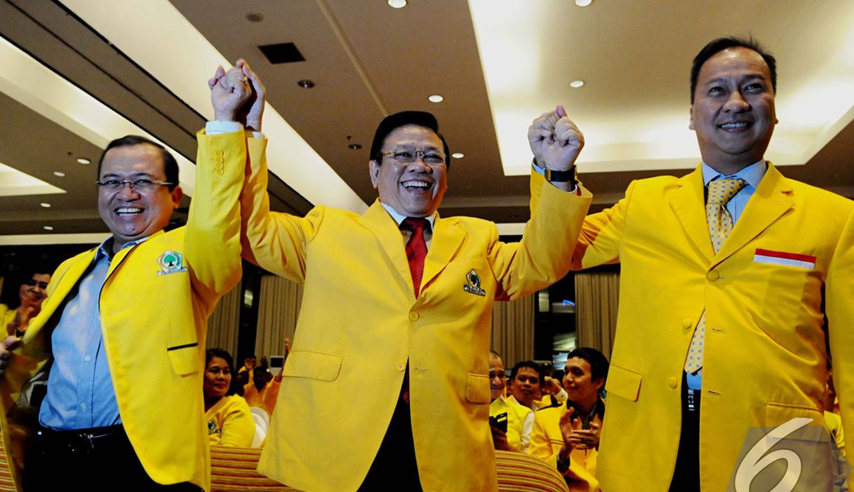 Priyo Budi Santoso, Agung Laksono dan Agus Gumiwang mengangkat tangan saat Munas ke-IX Partai Golkar, Jakarta, Sabtu (6/12/2014). (Liputan6.com/Andrian M Tunay)