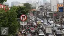 Kendaraan terjebak macet di kawasan Tanah Abang, Jakarta, Rabu (25/5). Banyaknya aktivitas di kawasan tersebut membuat arus lalu lintas selalu mengalami kemacetan, meskipun telah terbebas dari pedagang kaki lima (PKL). (Liputan6.com/Immanuel Antonius)