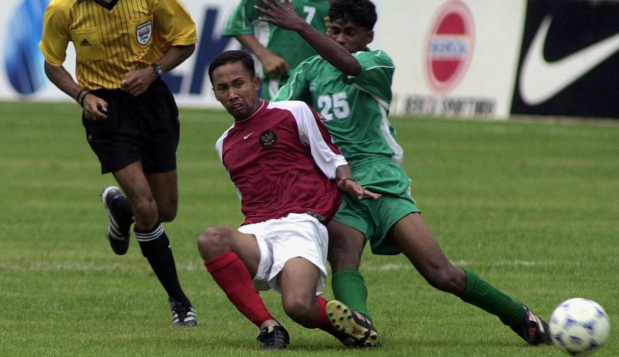 Uston Nawawi yang pernah bermain untuk Persebaya Surabaya juga ikut andil membawa timnas Indonesia melaju hingga babak final Piala AFF 2000. (Foto: AFP/Weda)