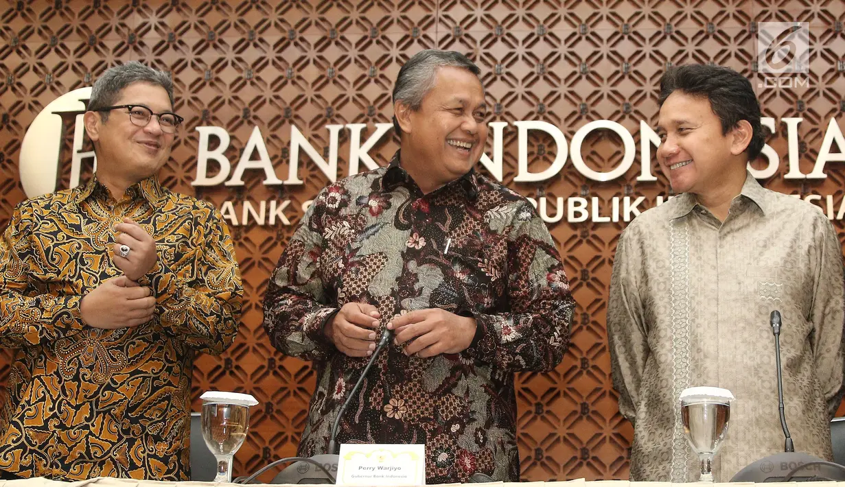 Gubernur BI, Perry Warjiyo (tengah) berbincang dengan Deputi Gubernur BI Erwin Rijanto dan Deputi Gubernur senior BI Mirza Adityaswara saat jumpa pers hasil Rapat Dewan Gubernur BI di Gedung BI, Jakarta, Jumat (29/06). (Liputan6.com/Herman Zakharia)