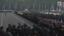 Personel gabungan TNI, Polri, dan pemerintahan mengikuti apel gelar pasukan dalam rangka menyambut Lebaran Idul Fitri 2018 di Lapangan Monas, Jakarta Pusat, Rabu (6/6). Operasi kepolisian ini bersandi 'Operasi Ketupat 2018'. (Merdeka.com/Imam Buhori)