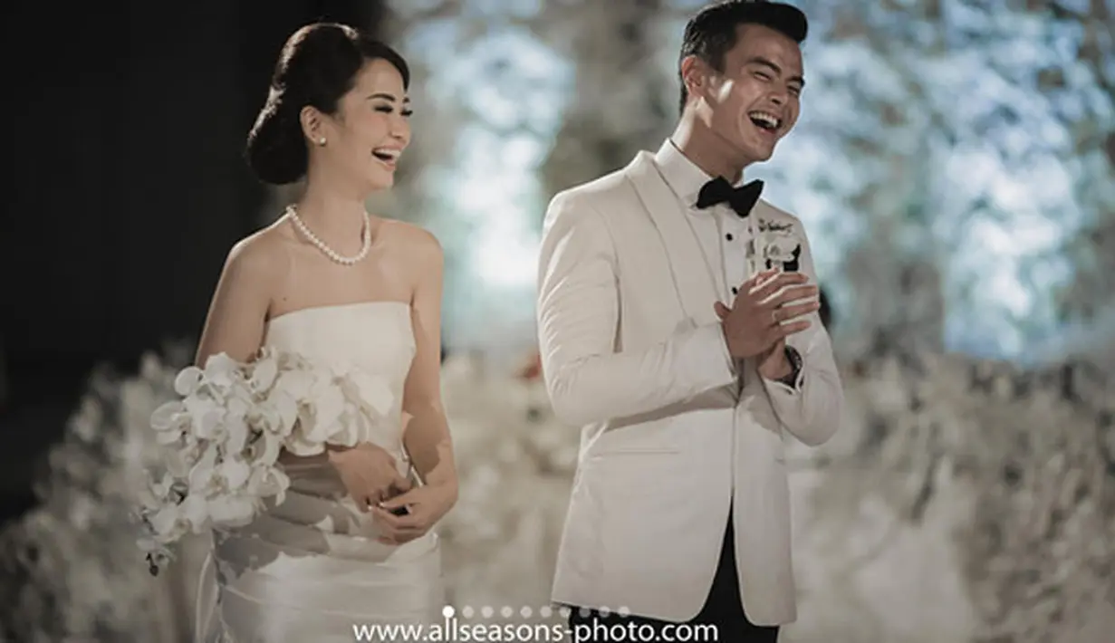 Sudah menjadi hal yang lumrah ketika sepasang suami istri memiliki perbedaan. Begitu yang terjadi dengan Dion dan Fiona, di mana Dion bukan sebagai sosok yang romantis namun lebih bersiap cuek. (Instagram/dionwiyoko)