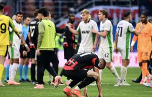 Pemain AC Milan tertunduk lesu saat gagal kalahkan Sassuolo di laga Liga Italia (AFP)