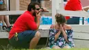 Ekspresi seorang wanita saat menanti kabar anaknya setelah penembakan di Santa Fe High School, Texas, Amerika Serikat, Jumat (18/5). Polisi mengungkapkan, material peledak ditemukan di Santa Fe High School. (Michael Ciaglo/Houston Chronicle via AP)