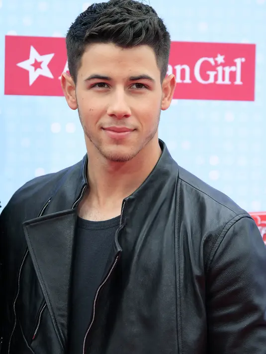 Baru-baru ini Nick Jonas dikabarkan bersama dengan Kate Hudson, dia mengatakan kepada majalah Complex, “Situasi saya saat ini, aku single, tapi aku mencoba terbuka kepada orang-orang yang bisa menginspirasi.” (Bintang/EPA) Sumber: tv3.ie