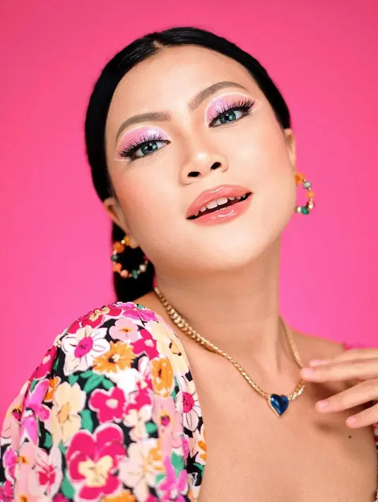 Di sini, Hanum Mega menghadirkan tampilan makeup yang playful. Dengan eyeliner putih di atas lipid mata, Hanum Mega menghadirkan makeup bernuansa merah muda yang bak Barbie hidup, disempurnakan dengan outfit floral dan aksesori colorful pilihannya. Foto: Instagram.