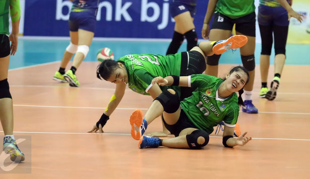 Pevoli Jawa Timur terjatuh saat laga final PON XIX melawan Jawa Barat di Gelora Sabilulungan Si Jalak Harupat, Kab Bandung, Rabu (28/9). Jawa Barat unggul tiga set 25-16, 25-17, 25-21. (Liputan6.com/Helmi Fithriansyah)