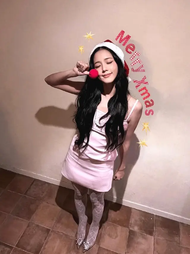 Jisoo Natal 2025 dengan pakaian serba pink. [@sooyaaa__]