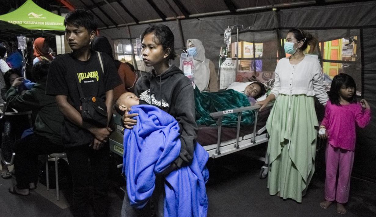 Selain itu, di wilayah Babakan Hutip, ada 53 rumah dan sebanyak 200 warga yang dievakuasi ke lapangan terdekat. (Timur MATAHARI/AFP)