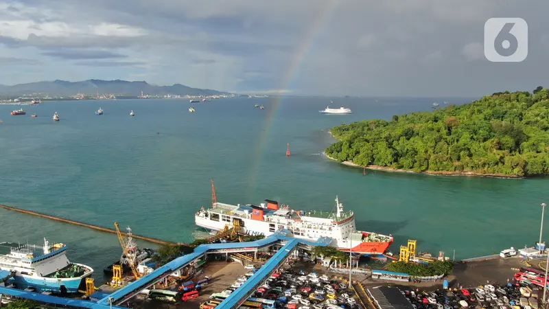 Pemudik di Pelabuhan Merak Disajikan Keindahan Pelangi