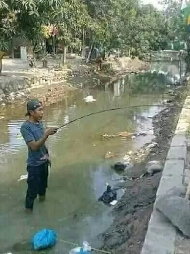 10 Potret Absurd Orang Saat Mancing, Enggak Bakal Dapat Ikan