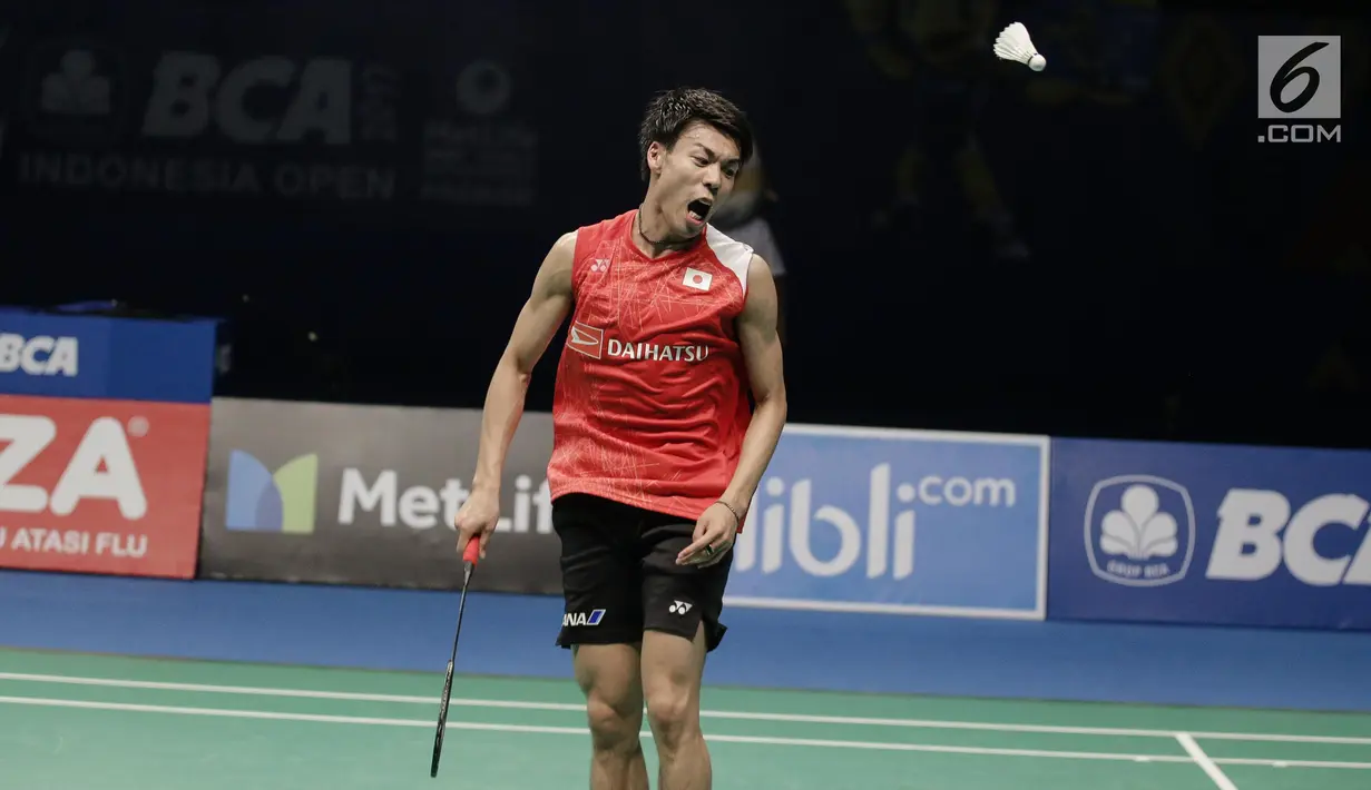 Ekspresi tunggal putra Jepang Kazumasa Sakai saat dikalahkan oleh tunggal putra India Kidambi Srikanth di pertandingan final BCA Indonesia Open 2017 di Jakarta, Minggu (18/6). (Liputan6.com/Faizal Fanani)