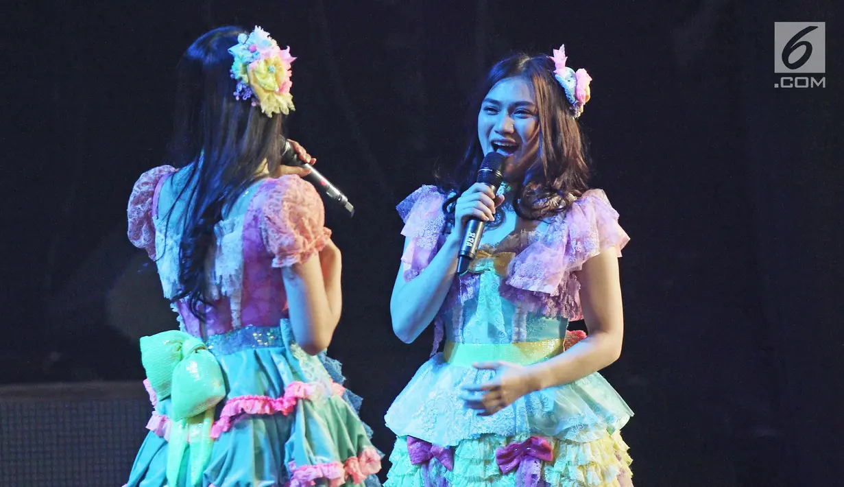 Penampilan member JKT 48 saat menghibur penonton dalam acara 'JKT48 Request Hour Setlist Best 30 2017' di Balai Sarbini, Jakarta, Sabtu (4/11). Para fans memilih 30 lagu dari antara seluruh lagu yang ada dengan cara voting. (Liputan6.com/Herman Zakharia)