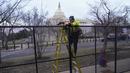 Seorang pekerja menyelesaikan pembangunan pagar pembatas di sekitar U.S. Capitol, di Washington, Minggu (5/2/2023). Pagar dipasang di sekitar Capitol sebelum pidato kenePidato kenegaraan "State of the Union" biasanya digunakan presiden Amerika Serikat untuk menyampaikan pencapaiannya selama setahun terakhir. (AP Photo/Anna Johnson)