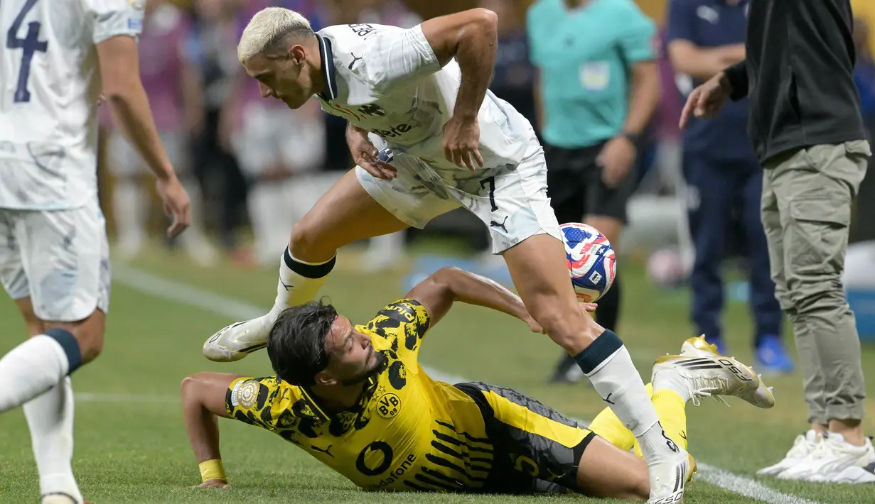 Di babak pertama, Borussia Dortmund langsung mengambil alih jalannya laga dengan pressing agresif dan umpan-umpan cepat. Die Borussen benar-benar tak memberi ruang bagi Monterrey untuk mengembangkan permainan. (Juan MABROMATA/AFP)