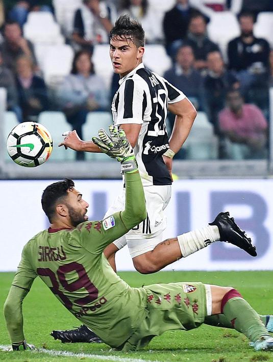 Proses terjadinya gol oleh striker Juventus, Paulo Dybala, ke gawang Torino pada laga Serie A, Italia, di Stadion Allianz, Sabtu (23/9/2017). Juventus menang 4-0 atas Torino. (AP/Alessandro Di Marco)