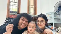 Marshel Widianto, Cesen eks JKT48 dan anak mereka, Archie. (Instagram @marshel_widianto)