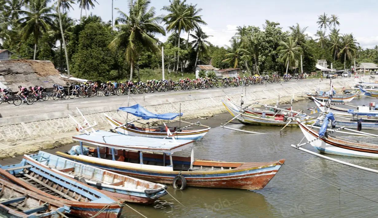 Perahu Nelayan saat dilintasi oleh para pebalap pada etape ke-5 Tour de Singkarak dari Pantai Carocok-Painan menuju pantai Gondoriah-Pariaman, Sumatera Barart. (Bola.com/Nicklas Hanoatubun)