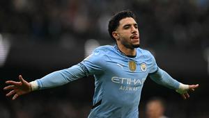 Pemain Manchester City, Omar Marmoush melakukan selebrasi setelah mencetak gol ke gawang Newcastle dalam laga lanjutan Liga Inggris 2024/2025 di Etihad Stadium, Manchester, Inggris, Sabtu (15/02/2025) waktu setempat. (AFP/Oli Scarff)