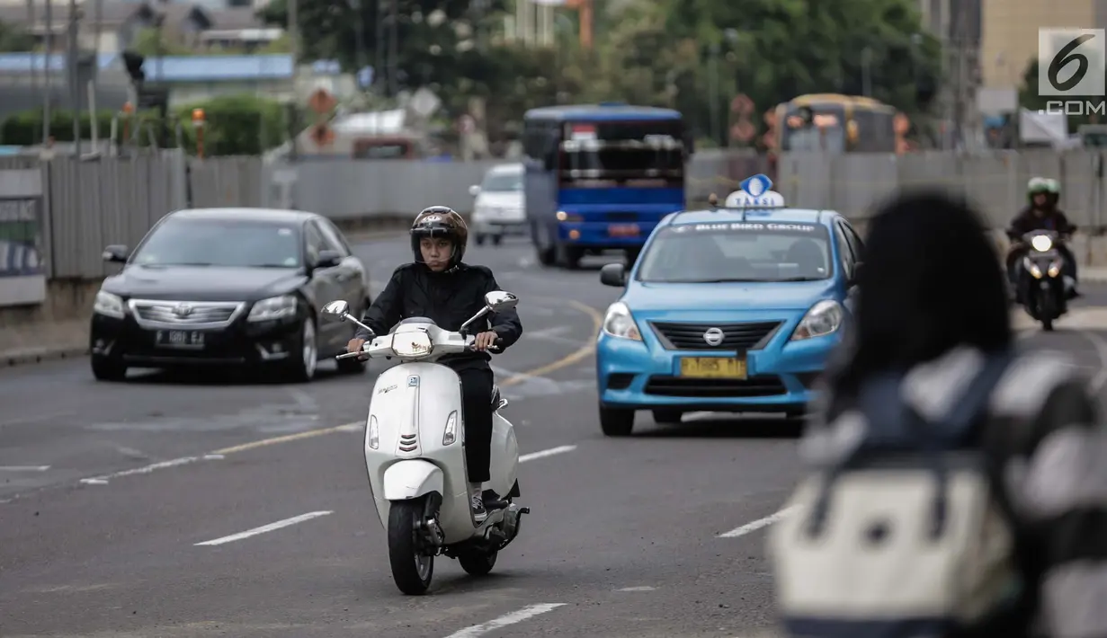 Pengendara sepeda motor melintasi Jalan MH Thamrin, Jakarta, Kamis (11/1). Pemprov DKI Jakarta tengah mengkaji kebijakan ganjil-genap untuk kendaraan roda dua melintasi Jalan MH Thamrin. (Liputan6.com/Faizal Fanani)