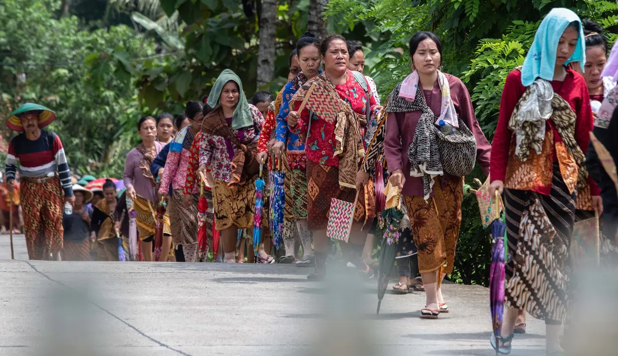 Mereka datang dari sejumlah daerah di Cilacap dan Banyumas khusus untuk mengikuti upacara unggah-unggahan, yang digelar setiap bulan Ruwah dalam kalender Jawa atau menjelang Ramadan. (DEVI RAHMAN/AFP)