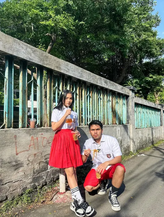 Layaknya anak sekolah, Fuji dan Thariq juga terlihat menggunakan sepatu serta kaos kaki. Bahkan, keduanya tampak seperti tengah nongkrong sepulang sekolah sembari memakan jajanan SD. (Liputan6.com/IG/@fuji_an)