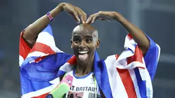 Pelari Inggris Raya, Mo Farah, melakukan selebrasi usai meraih emas pada nomor lari 5.000m Olimpiade 2016 di Rio de Janeiro, Brasil, Minggu, (21/8/2016). (Reuters/Lucy Nicholson)