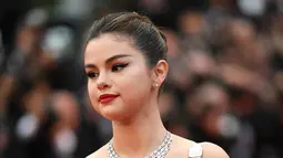 Selena Gomez berpose saat menghadiri pemutaran film "The Dead Don't Die" selama festival film internasional ke-72, Cannes, Prancis selatan (14/5/2019). Selena Gomez tampil glamor dengan kalung berlian 88,16 karat dengan cincin serupa di jari manisnya. (AFP Photo/ Loic Venance)