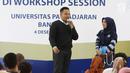 Salah satu peserta melakukan tanya jawab saatWorkshop Session Emtek Goes to Campus 2018 di Gedung 2 Universitas Padjajdaran, Bandung, Selasa (4/12). Sesi workshop dikuti ratusan peserta dan diisi sejumlah materi. (Liputan6.com/Helmi Fithriansyah)