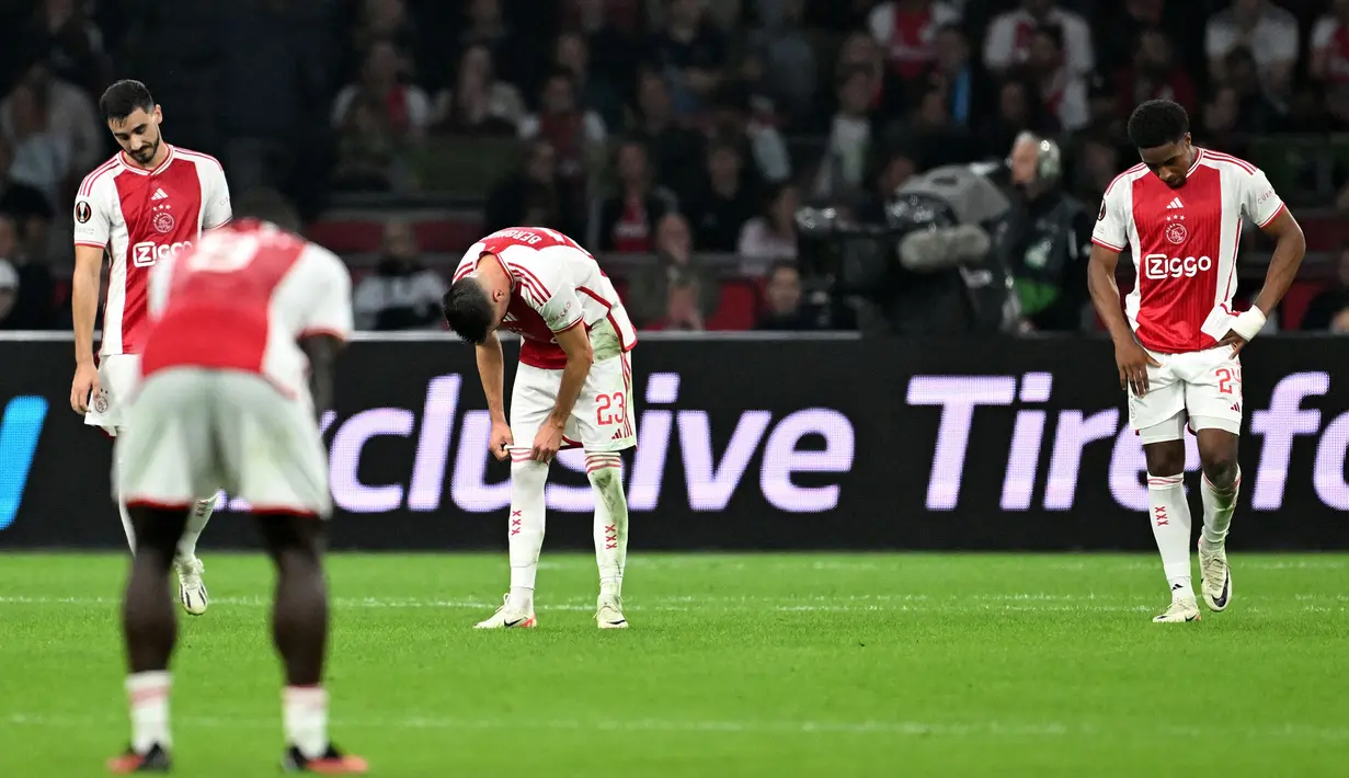 Reaksi kecewa sejumlah pemain Ajax Amsterdam setelah ditahan imbang 3-3 oleh Marseille pada laga matchday pertama Grup B Liga Europa 2023/2024 di Johan Cruijff ArenA, Amsterdam, Belanda pada Jumat (22/09/2023) dini hari WIB. (AFP/Olaf Kraak)