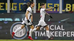Gelandang Udinese, Rodrigo De Paul, melakukan selebrasi usai mencetak gol ke gawang Inter Milan pada laga Serie A di Stadion Giuseppe Meazza, Milan, Sabtu (16/12/2017). Inter Milan takluk 1-3 dari Udinese. (AP/Antonio Calanni)