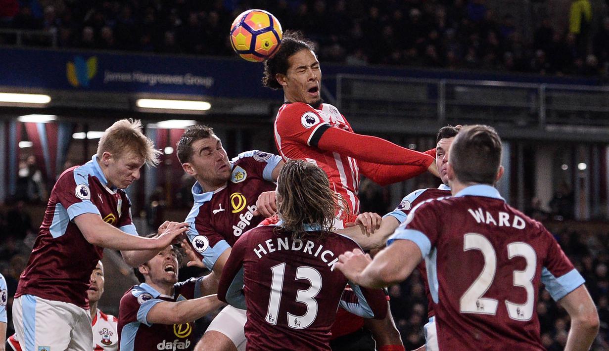 Liverpool menjadikan Virgil van Dijk sebagai bek termahal di dunia setelah sepakat menebusnya dengan banderol 75 juta pounds (Rp 1,36 triliun). (AFP/Oli Scarff)