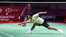Pebulu tangkis tunggal putra Indonesia, Anthony Sinisuka Ginting (kanan) dan Chico Aurta Dwi Wardoyo melakukan latihan menjelang Indonesia Open 2023 di Istora Senayan, Jakarta, Senin (12/06/2023). Turnamen BWF Super 1000 tersebut diikuti oleh 268 atlet dari 20 negara yang berlangsung pada 13-18 Juni 2023. (Bola.com/Bagaskara Lazuardi)