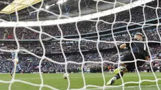 Kiper Arsenal, Aaron Ramsdale, berhasil menghalau bola tendangan pemain Manchester City, Rodri, pada laga Community Shield di Stadion Wembley, London, Minggu (6/8/2023). Arsenal mengalahkan Manchester City 4-1 lewat adu penalti setelah bermain imbang 1-1 selama 90 menit. (AFP/Glyn Kirk)
