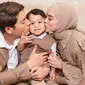 Tak hanya melakukan pemotretan berdua saja, namun Baby Levian juga turut hadir dengan begitu ceria. Putra tunggal Billar dan Lesti ini juga terlihat menggemaskan dengan memakai vest cokelat yang dipadukan kemeja putih. (Liputan6.com/IG/@riomotret)