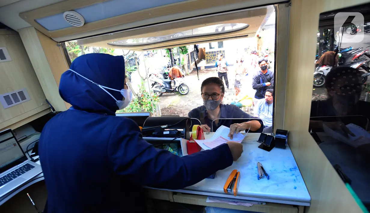 Warga saat membayar pajak bumi dan bangunan (PBB) dalam kegiatan program Pajak Keliling Depok Bersama dan Terpadu (PALING D'BEST) di kawasan Cinere, Depok, Senin (22/8/2022). Program PALING D'BEST adalah memberikan kemudahan bagi masyarakat dengan membebaskan denda PBB sampai tahun 2022 dan pengajuan penghapusan pengurangan pembayaran pokok PBB. (merdeka.com/Arie Basuki)